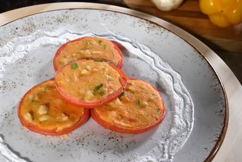 Мини-пиццы из помидора для детей