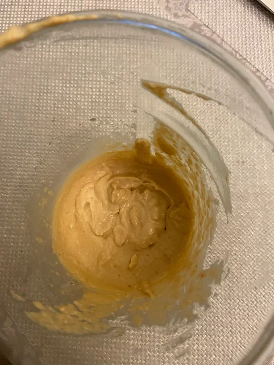 Немного посолите и взбейте до гладкой консистенции. Если будет получаться слишком густо, можно добавить жидкость, которую мы оставили после варки.
При подаче хумус можно украсить цельным нутом, немного полить оливковым маслом. Мне нравится вариант подачи 