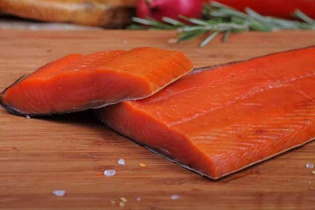 Заранее приготовить пельменное тесто. Рыбу почистить, отделить филе от костей. Лук почистить. 