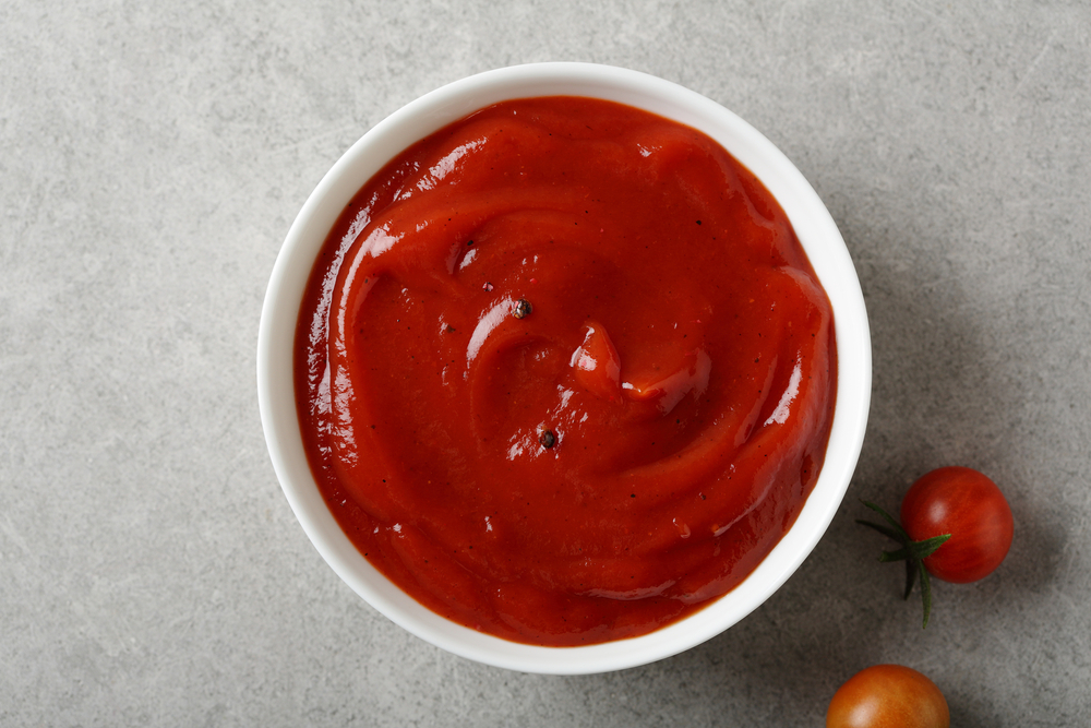 Добавьте томатную пасту и мелко рубленный чеснок. Вместо томатной пасты можно использовать помидорный соус, кетчуп или домашнюю аджику. Накройте крышкой и на среднем огне тушите 20 минут. Иногда перемешивайте овощи, чтобы ничего не пригорело. Помидоры дад