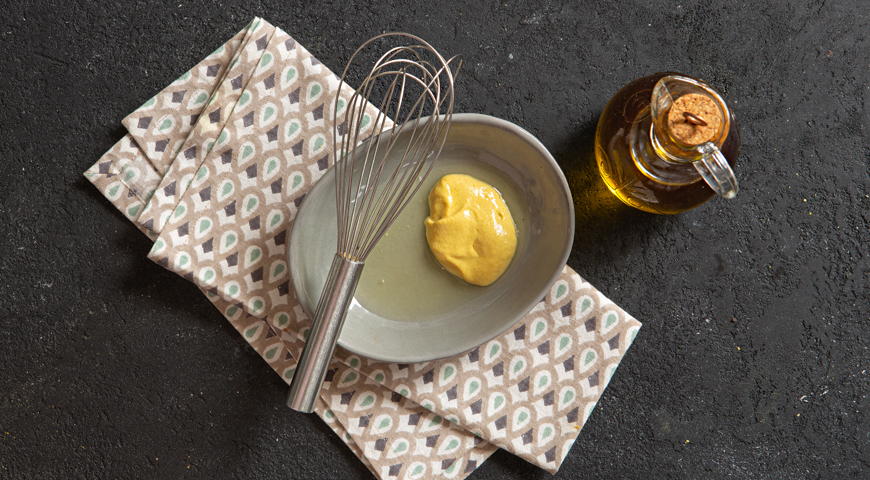 Приготовьте заправку. В небольшой миске смешайте горчицу и лимонный сок. Медленно влейте 3 ст. л. оливкового масла, посолите, приправьте перцем и взбейте венчиком.