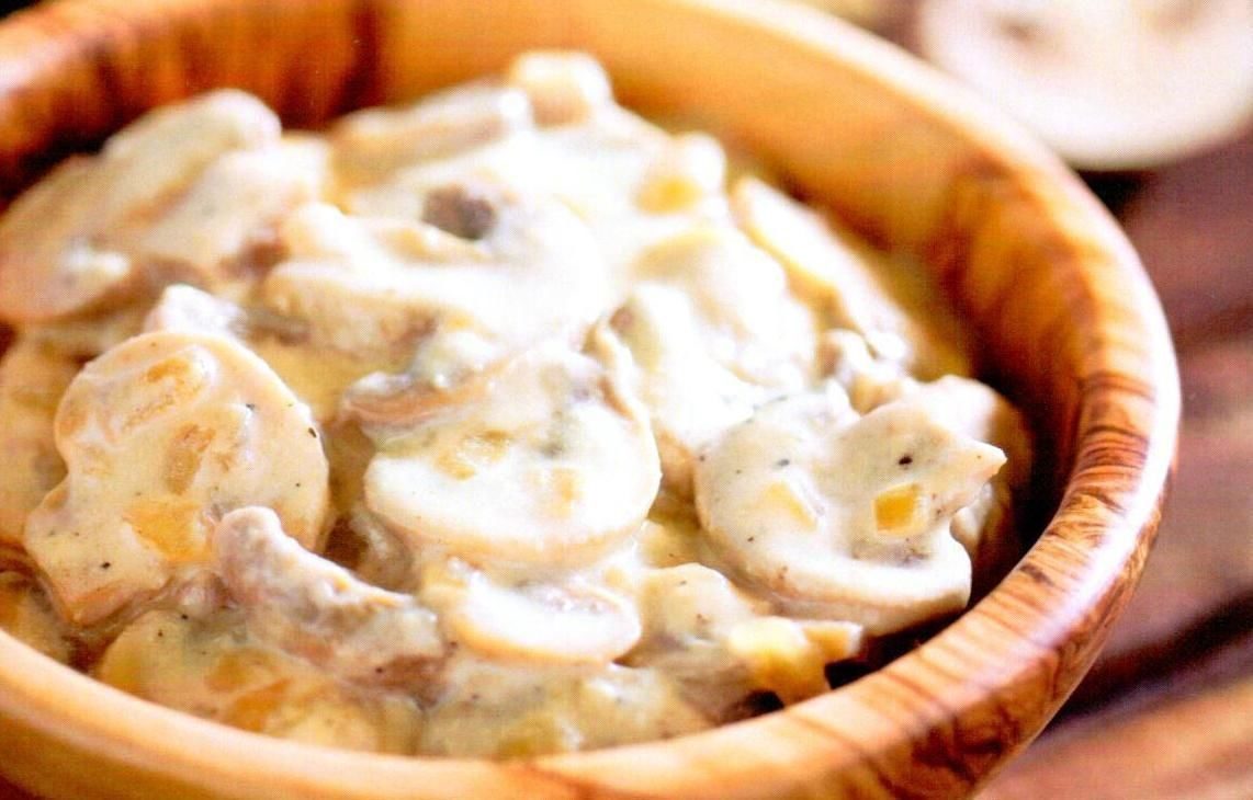 Смешать нарезанные яйца, обжаренные шампиньоны, сыр, посолить, добавить столовую ложку йогурта и хорошо перемешать.

Нафаршировать тушки кальмаров приготовленной смесью, выложить на противень, застеленной бумагой для выпечки. 