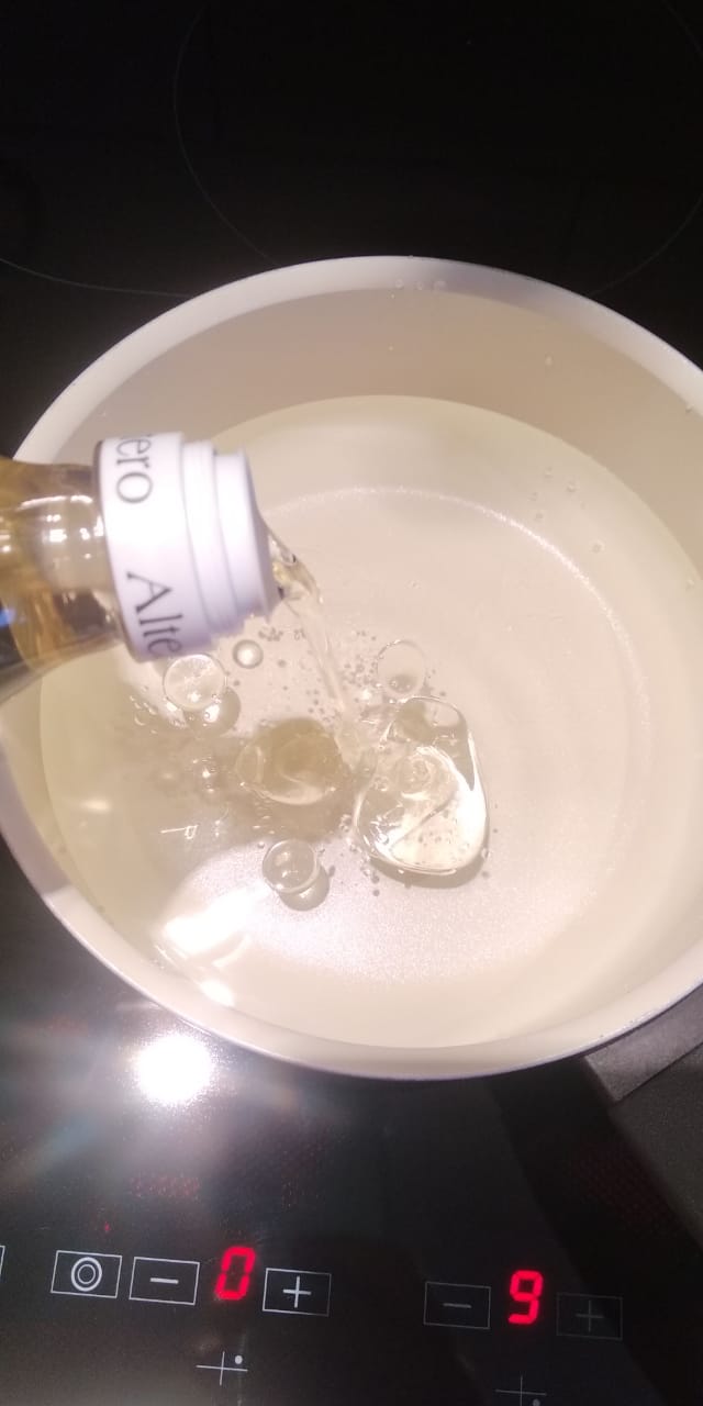 Ставим кипятить воду, добавляем в нее немного растительного масла, чтобы наши вареники не слиплись. К тому же вода с маслом закпиает быстрее, потому что масло на поверхности воды образует своеобразную «крышку».