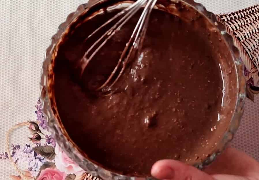 Аккуратно добавить сухие ингредиенты и тщательно перемешать (я еще добавила орехи и кокосовую стружку по вкусу).