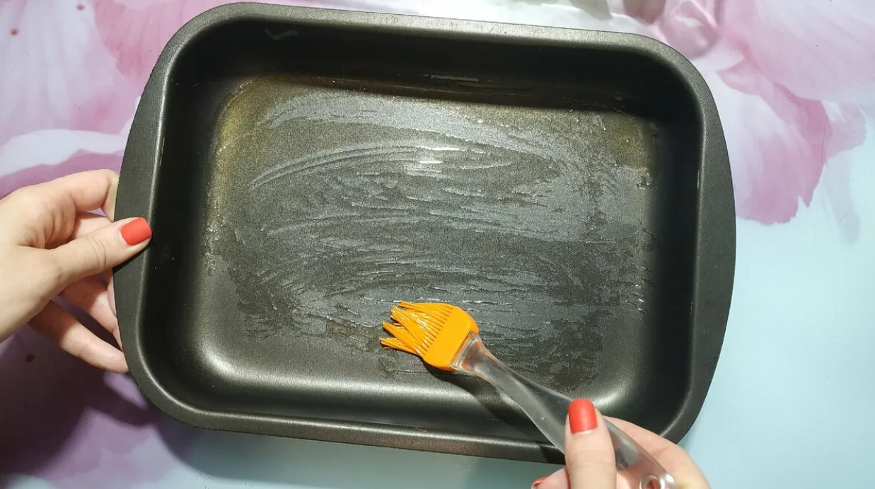 противень смазанный маслом. противень смазанный. противень смазанный маслом. пергамент на противень. противень смазанный маслом.