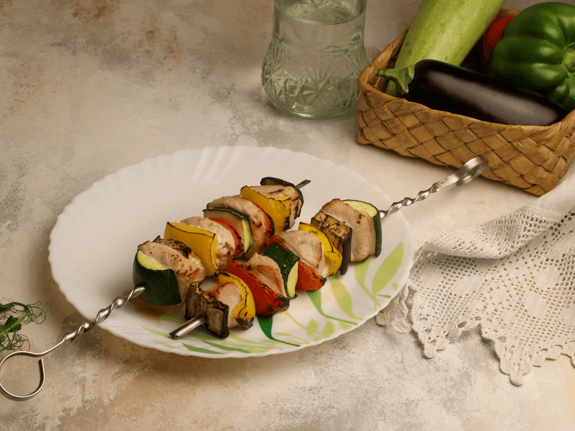 Индейка с овощами на шпажках