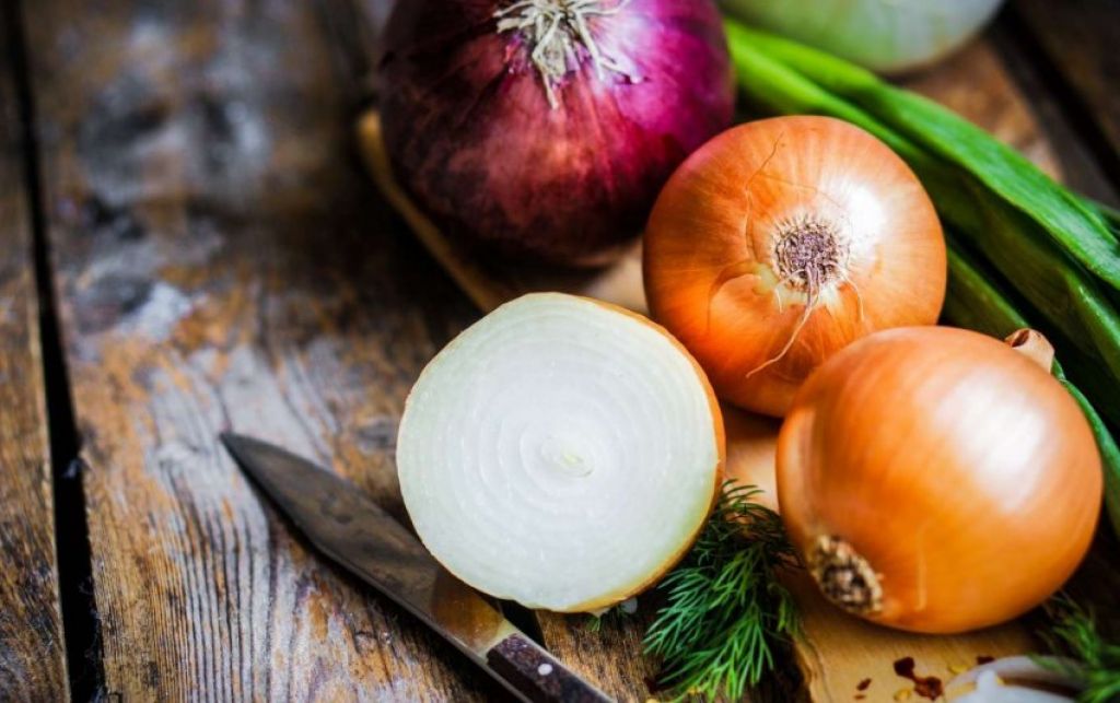 В миску с куриным фаршем добавляем мелко порубленный репчатый лук, припущенный на разогретом на сковороде растительном масле. Добавляем оставшиеся куриные белки, соль и черный молотый перец по вкусу. Перемешиваем ингредиенты до получения однородной массы.