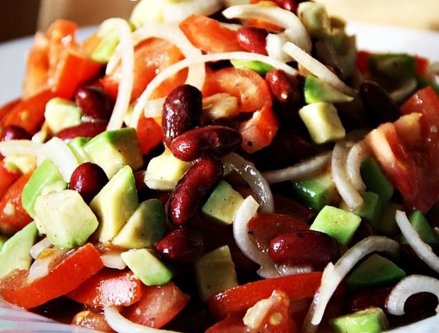 Салат с фасолью и авокадо