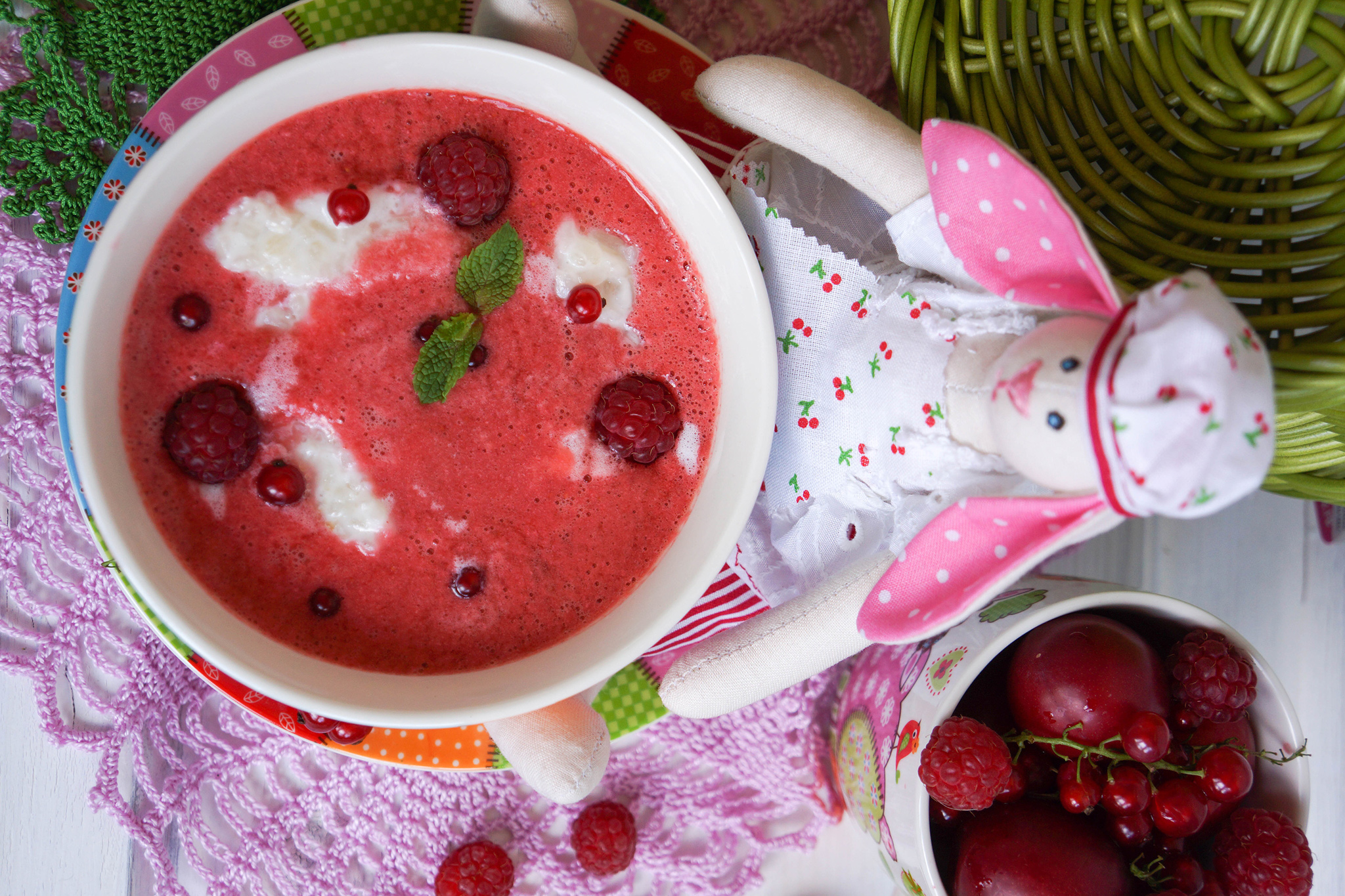 Суп наливаем в тарелку, украшаем ягодами и свежей мятой, кладем наши шарики.