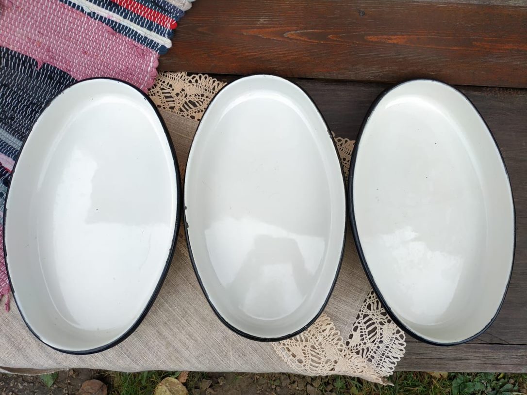 Налить немного бульона на дно той посуды, в которой вы планируете подавать заливное. Убрать в холодильник, чтобы этот слой застыл. 