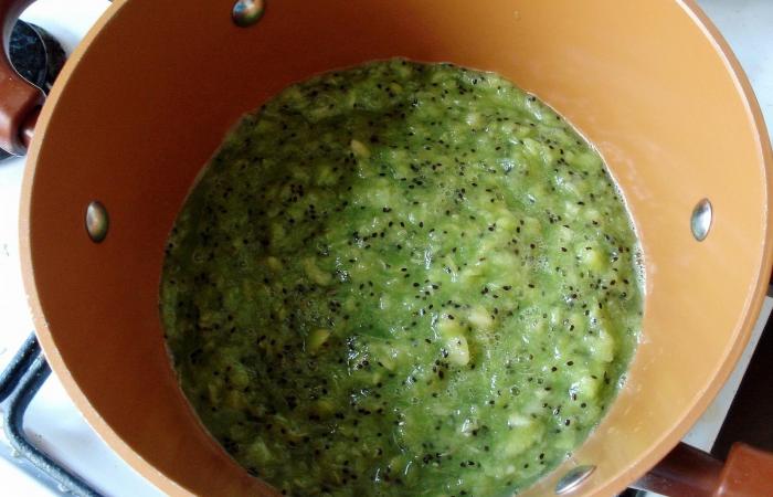 Переложите получившееся пюре из киви в сотейник. Поставьте на средний огонь и варите 20 минут после кипения, периодически помешивая. 