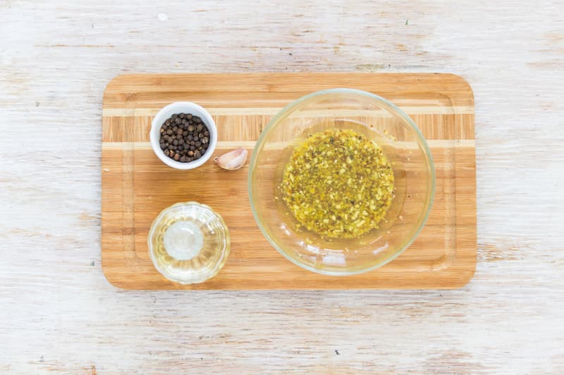 Приготовьте заправку салата. Чеснок мелко нарежьте. Смешайте венчиком чеснок, орегано, горчицу, уксус, соль и перец в маленькой миске. Продолжая взбивать, постепенно влейте оливковое масло. Полейте заправкой салат, перемешайте.