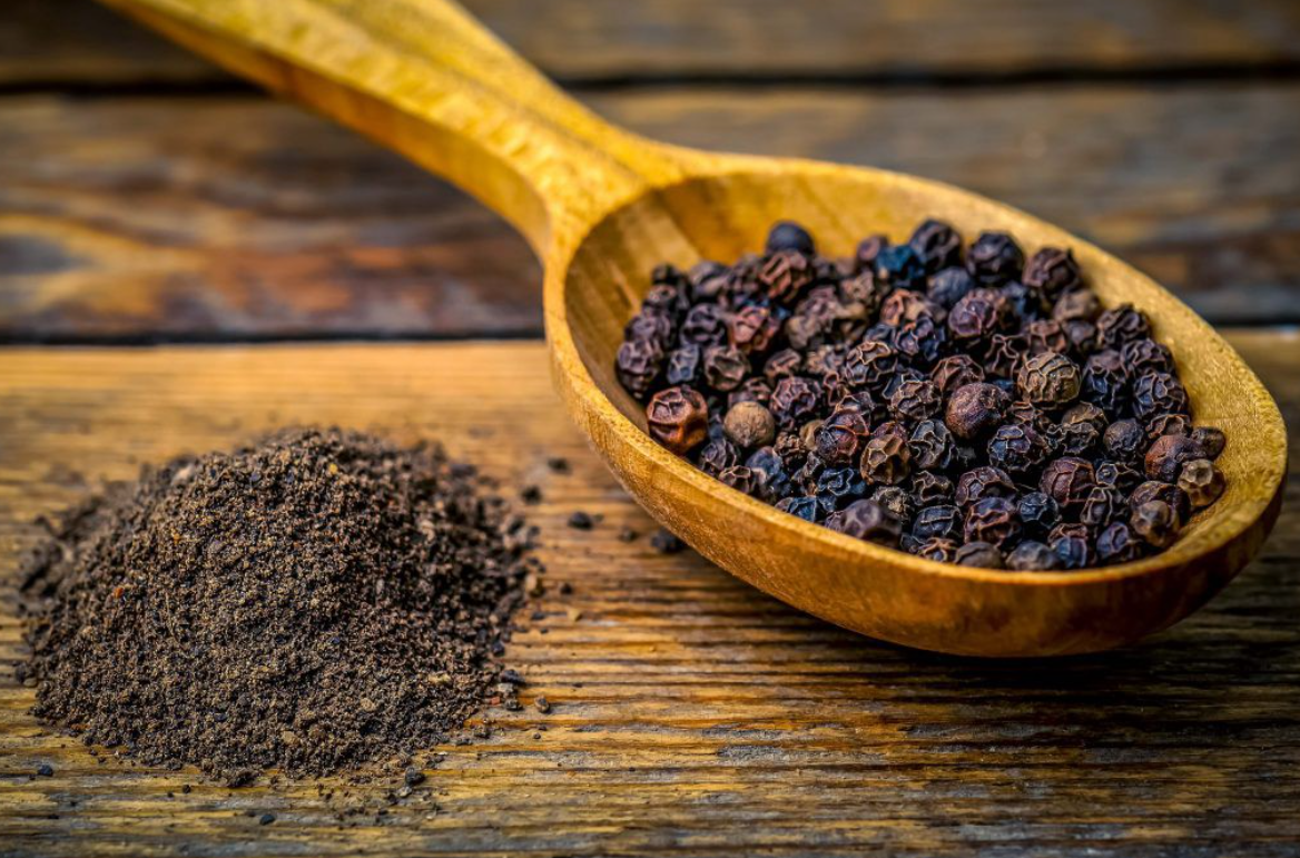 Добавить сахар, молотый черный перец, молотый острый красный перец (по желанию, блюдо и без него получается острым за счет кимчи; но если вы любите поострее, то рекомендую добавить острый перец), добавить соль. Хорошо перемешать и готовить еще 5–6 минут.