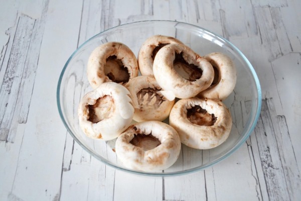 Шампиньоны промыть, отделить ножки, шляпки высушить на бумажном полотенце.