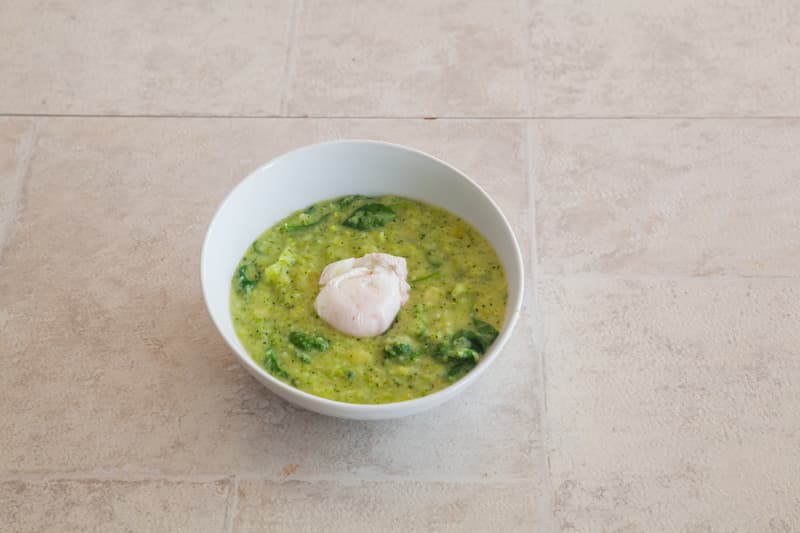 Разлейте суп по тарелкам, сверху положите яйцо-пашот. Сбрызните оливковым маслом и посыпьте свежемолотым черным перцем и мелко нарезанным укропом.