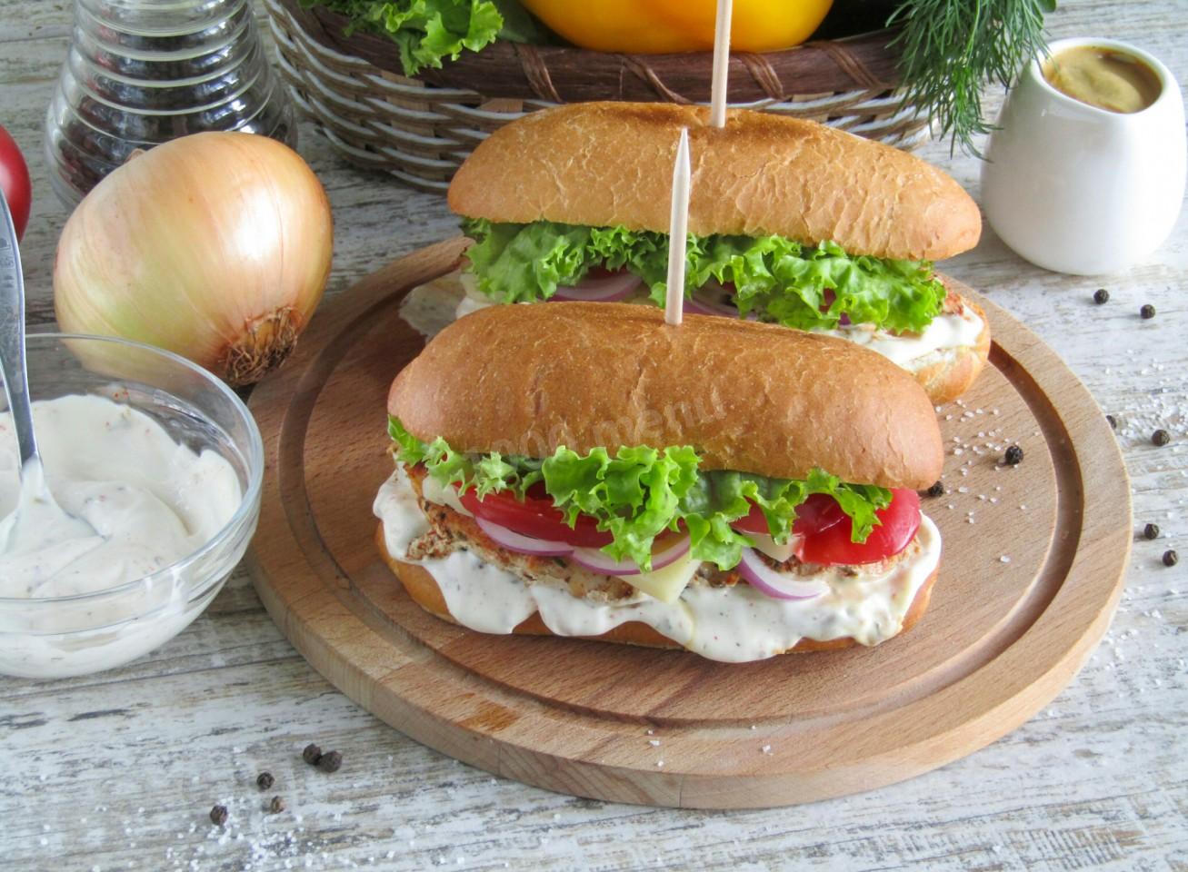 Фирменный рецепт «Формулы еды»: сэндвичи с куриным рулетом
