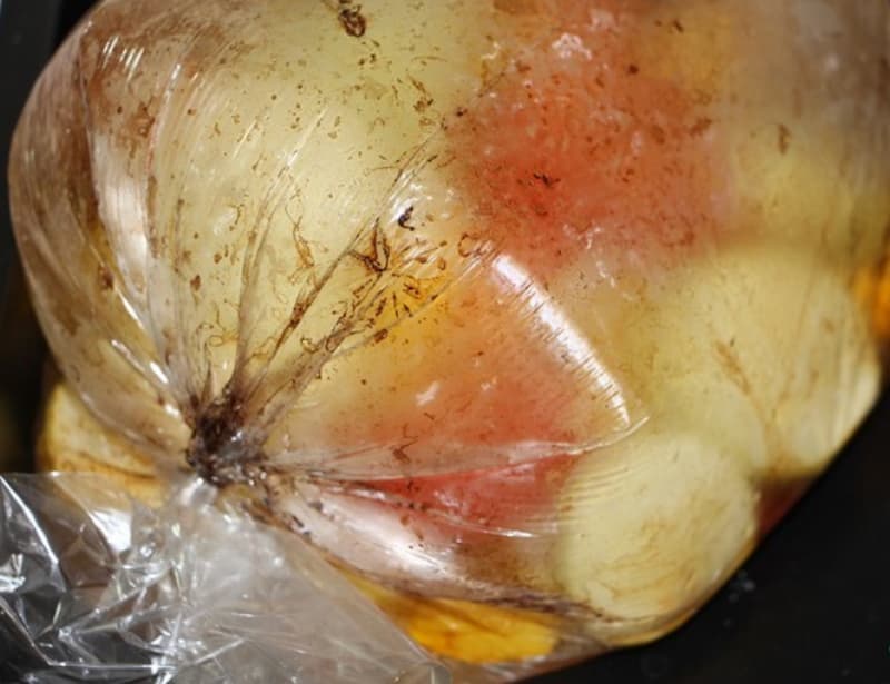 Пакет вытащить, аккуратно разрезать. Переложить содержимое пакета в отдельную емкость.