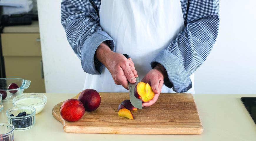 Нарежьте персики на четвертинки, удалите косточку, каждую четвертинку нарежьте еще на 3–4 части, в зависимости от размера.