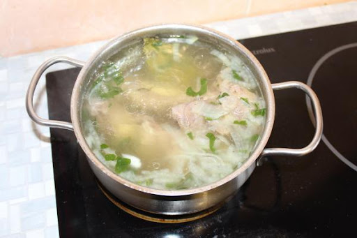 Куски баранины отвариваются 40-50 минут при умеренной температуре и закрытой крышке с несколькими головками лука.