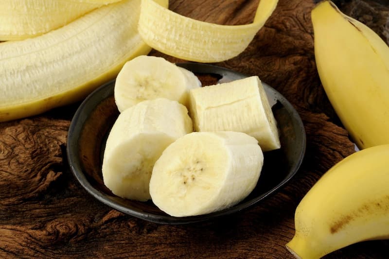 Мягкие и спелые бананы насыщенного желтого цвета очистить от кожуры и порезать или поломать на небольшие кусочки. Чем мельче будут ломтики, тем лучше взобьется тесто. 