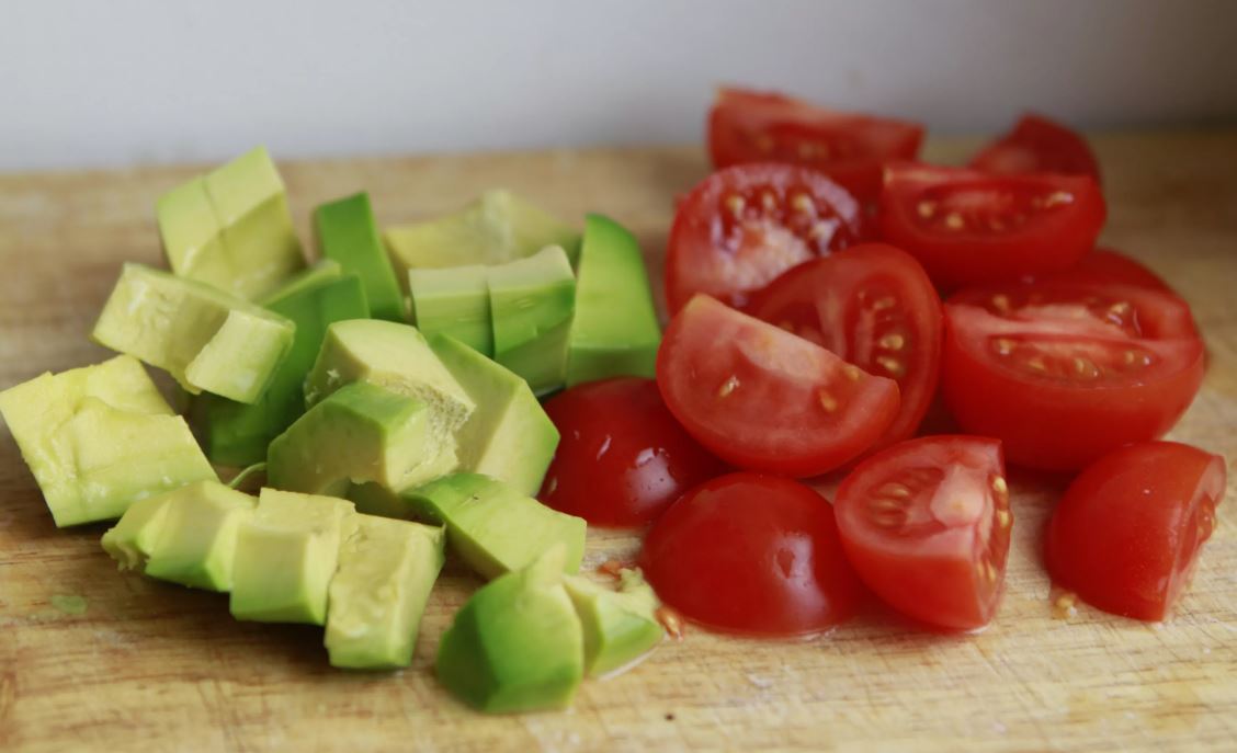 Нарезать помидоры крупными кусочками, лук и перец кольцами, авокадо кубиками.