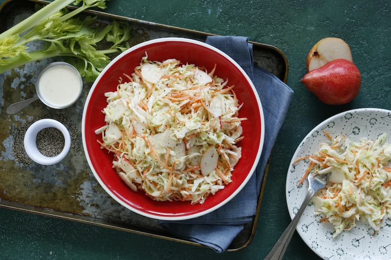 Салат из капусты с сельдереем, грушей и морковью