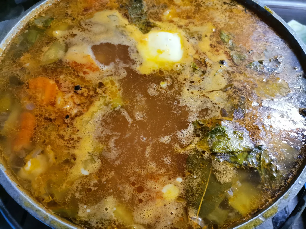 Заправляем томатной пастой и добавляем кусочек сливочного масла. Выключаем огонь,закрываем крышкой и оставляем томиться 10 минут.Рассольники (за исключением рассольников с рыбными продуктами) подают со сметаной.