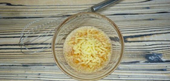 Взбить яйца венчиком, по вкусу добавить любимые приправы и натертый сыр.