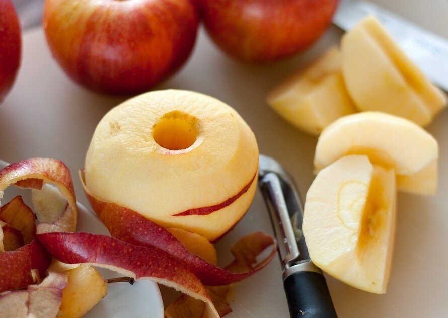 Пока бананы остывают, мы чистим яблоко и грушу от кожуры и сердцевины. Режем на кусочки. В блендер кладем нарезанные сельдерей, яблоки, груши, сок лимона и ряженку.