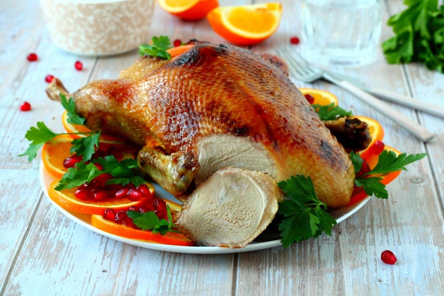 Выпекаем птицу в предварительно разогретой до 180 градусов духовке 2 часа или более. Если вы хотите аппетитную румяность, за - минут до конца готовки разрежьте рукав и разверните его.