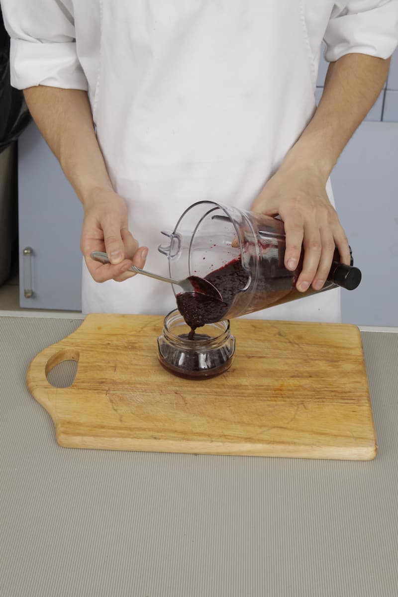 Подготовленную смородину сложите в блендер или в кухонный комбайн. Начните взбивать ягоды. Когда смесь станет более или менее однородной, тонкой струйкой всыпайте в блендер или комбайн сахар (1,5 кг). Однородную смесь разложите по стерилизованным банкам, 