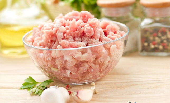 Куриное филе измельчить на мясорубке. 
