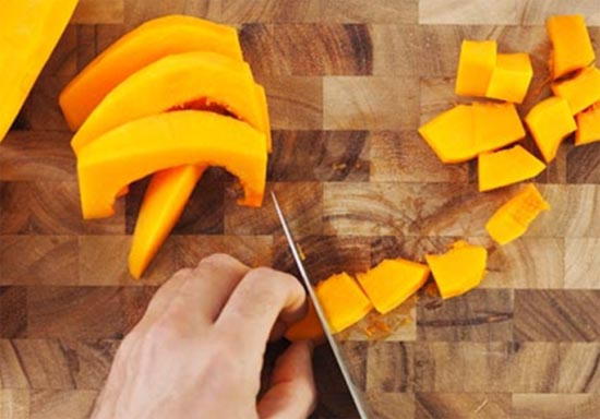 Тыкву очистить от кожуры и семян, нарезать кусочками. 