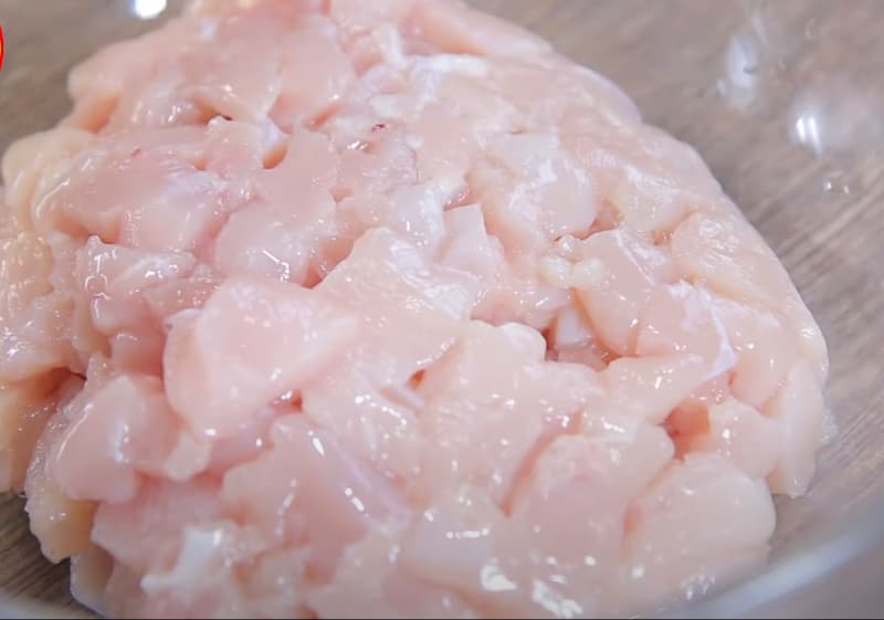 Куриное филе режем небольшими кусочками.