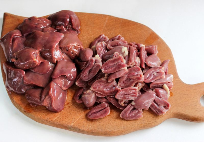 Одновременно берём куриные сердечки и печень. Субпродукты отваривали. Морковь также использовали отваренную из бульона. 