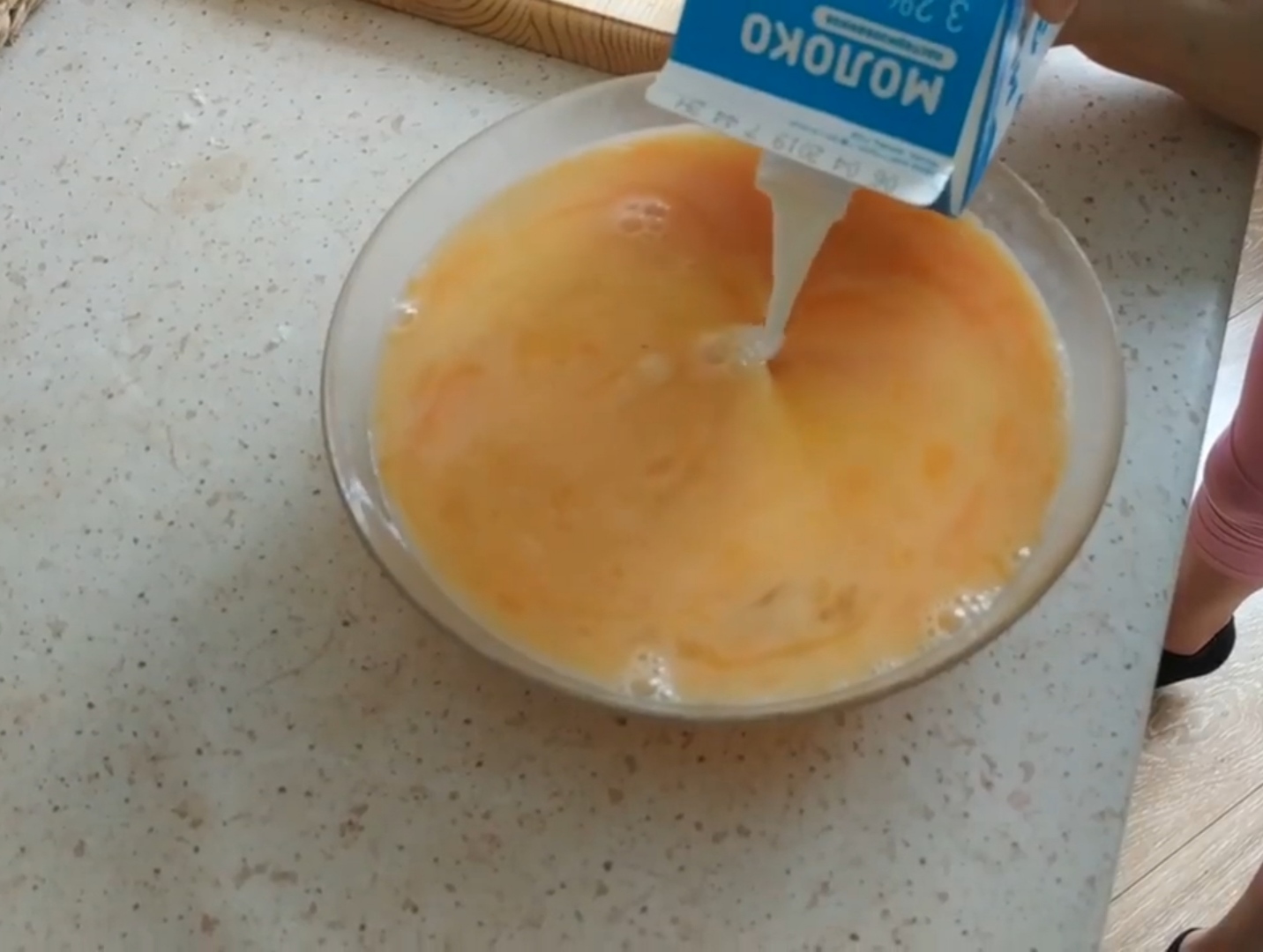 Добавьте молоко