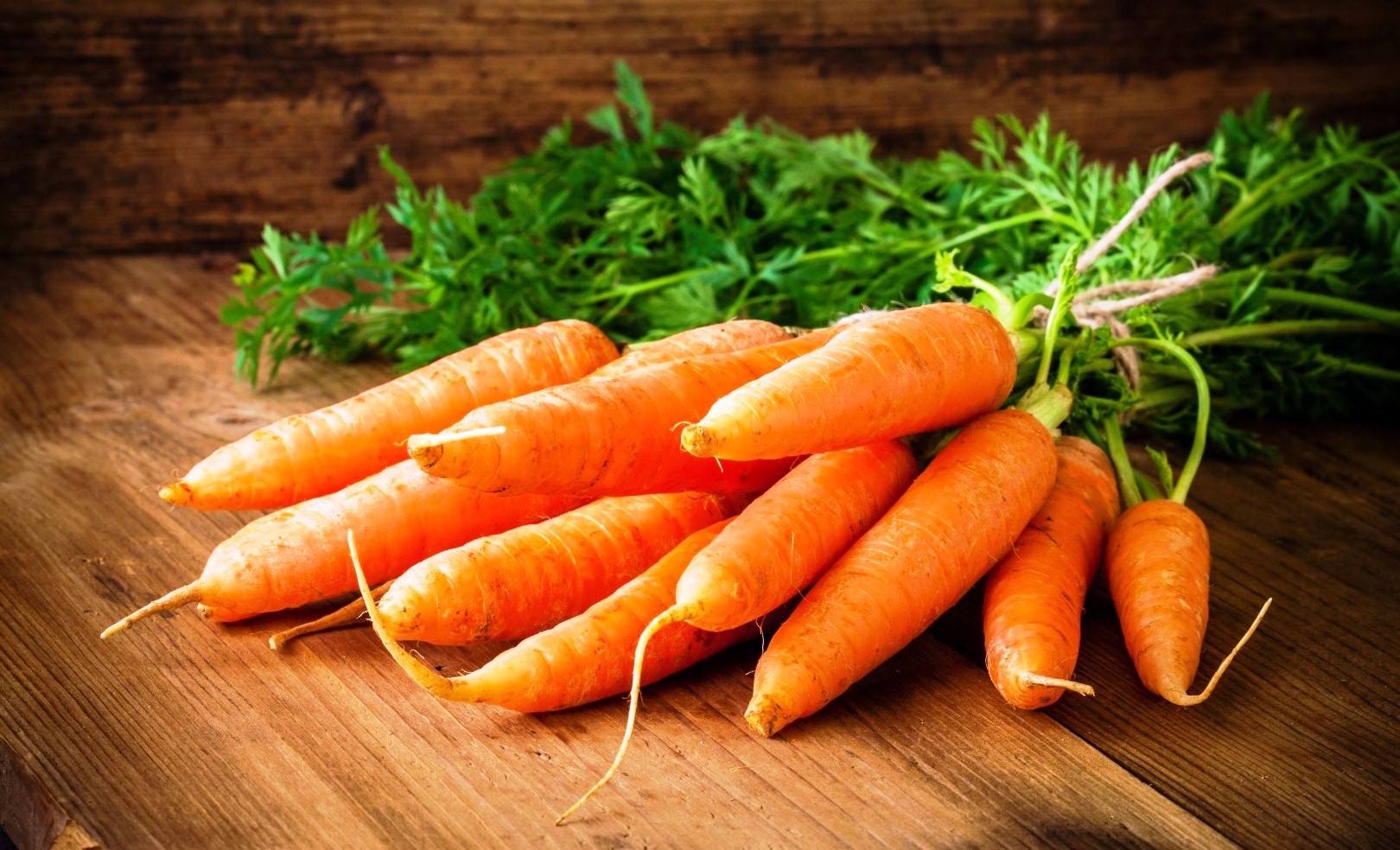 Вставьте шинковочный круг и установите насадку-терку. Пропустите очищенную свежую морковь через терку. Это займет не более минуты. Выложите морковь к арахису. Помешивая, прогрейте пару минут, до изменения яркости морковь и хорошего смешивания.