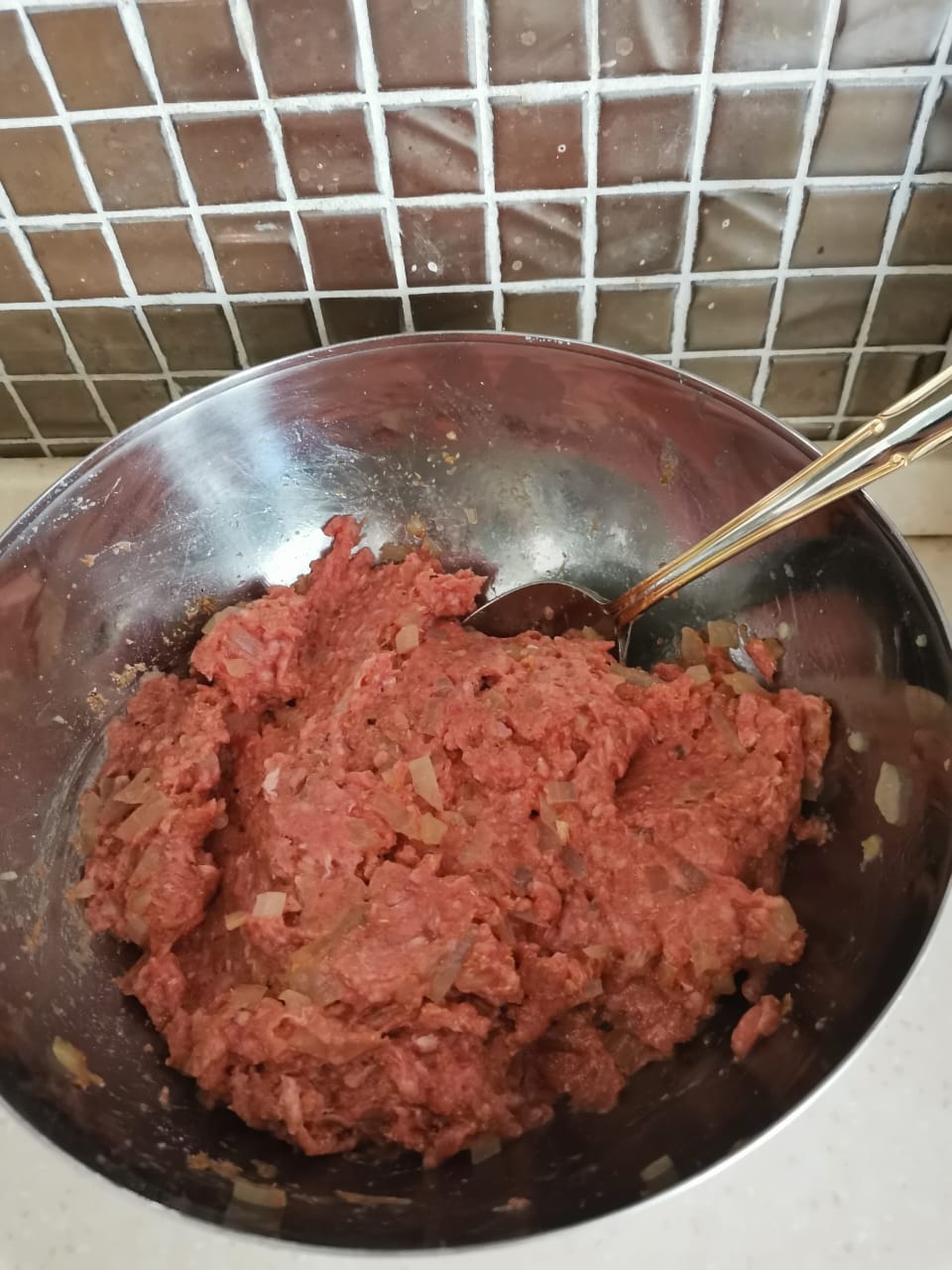 Отправляем фарш в холодильник и даём ему постоять там пару часов. 