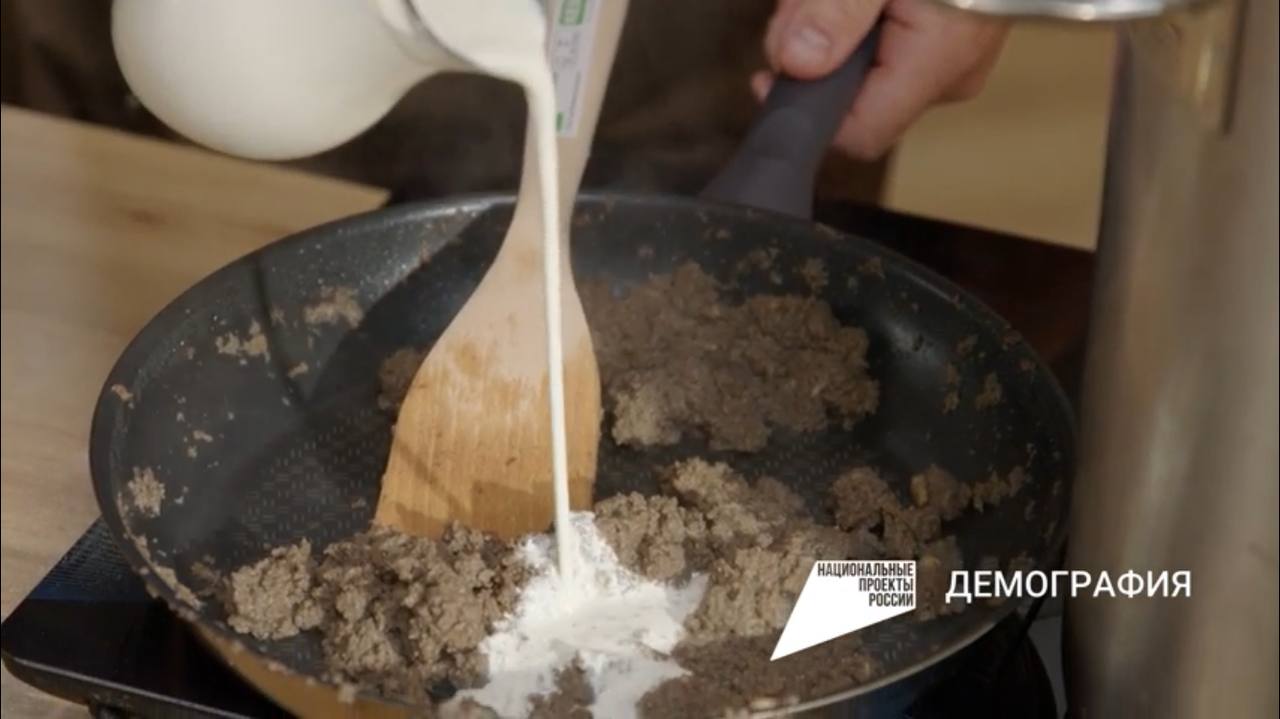 Грибы уменьшились в размере, потому что из них выпарилась жидкость. Теперь совсем немного добавляем нежирных сливок, чтобы оттенить насыщенный грибной аромат, тут главное не переборщить – консистенция должна быть плотная. Немного рубленой зелени, соль, пе