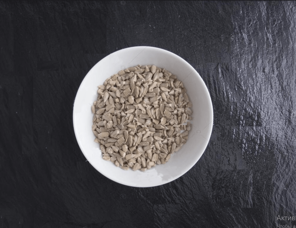 Замочите семечки в теплой воде на 1 час. Слейте воду и сделайте из семечек пасту.
