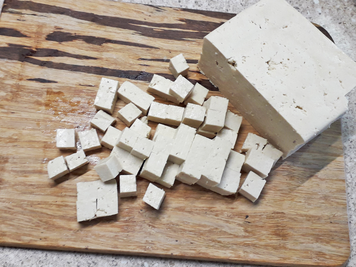 Нарезаем тофу кусочками толщиной около 1 см. И осторожно с каждой стороны надрезаем сеточкой. Поливаем соевым соусом. Посыпаем гранулированным чесноком и отставляем в холодильнике минимум на 30 минут. Листья нори нарезаем размером по ширине кусочков тофу,