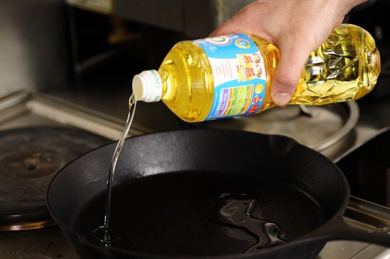 Налить в разогретую сковороду подсолнечное масло. Из приготовленной смеси сформовать котлеты, обвалять в муке, выложить на сковороду и поджарить их с обеих сторон до золотистой корочки.