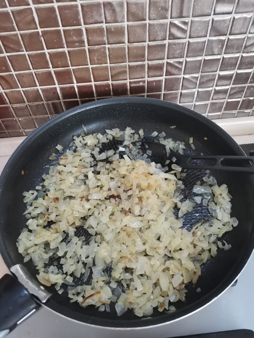 Лук пассируем на растительном или сливочном масле, даём ему остыть