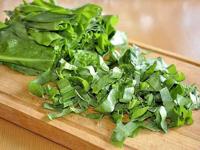 У щавеля удалите стебли, листья сложите стопкой, нарежьте соломкой. Добавьте щавель в суп, варите на самом слабом огне 7–10 мин. Подавайте суп горячим или холодным.
