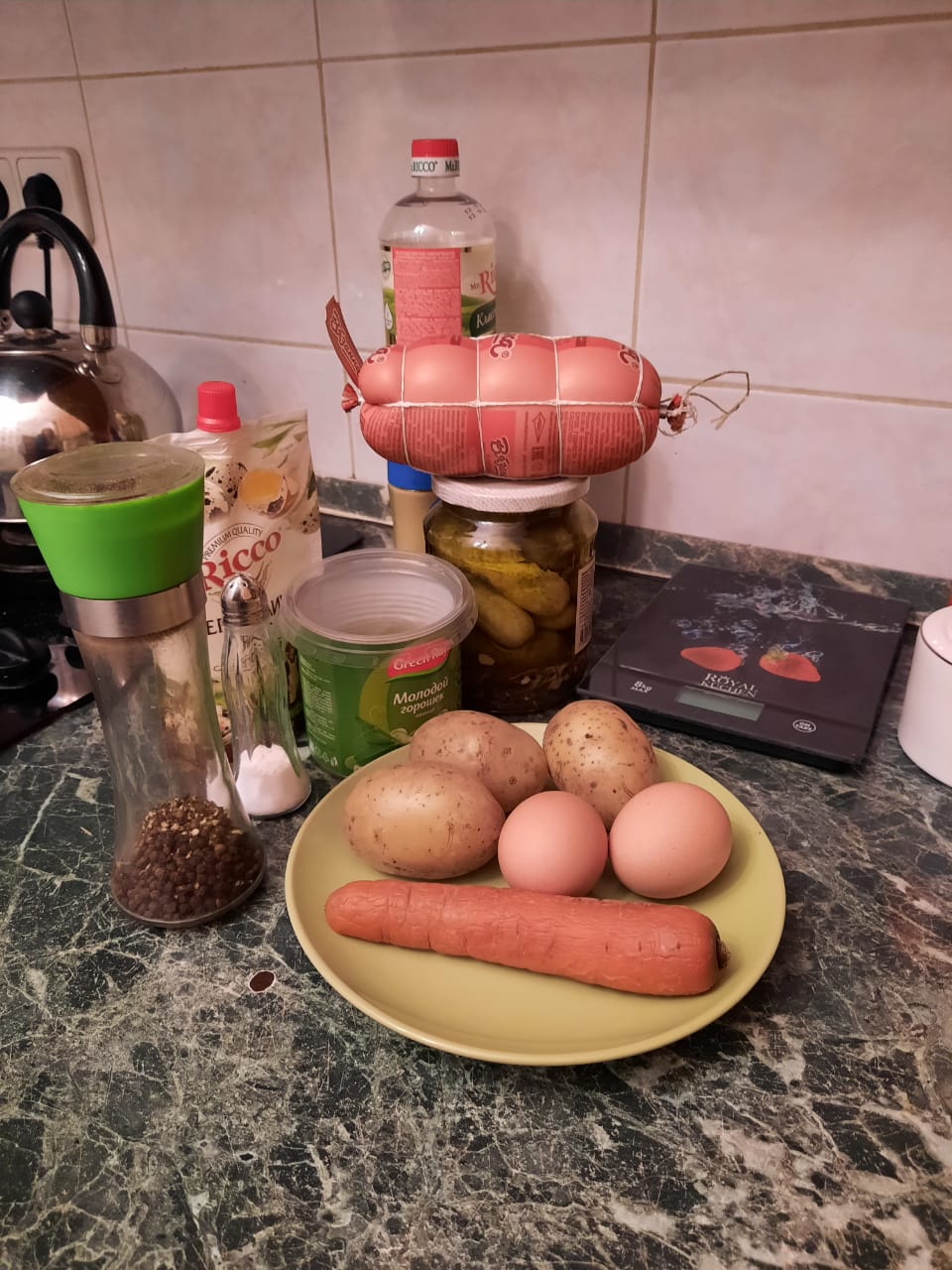 Отвариваем яйца, картофель, морковь. Охлаждаем и чистим.