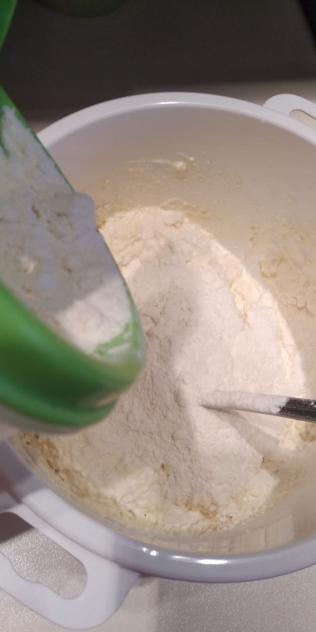 Размешиваем творог, яйцо, сахар и соль. Муку добавляем понемножку, ориентируясь на плотность теста. Должно получится тесто, которое можно нежно раскатать.