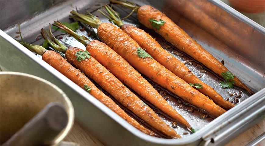 Кинзу разберите на листики и посыпьте морковь. Подавайте горячей или остывшей.