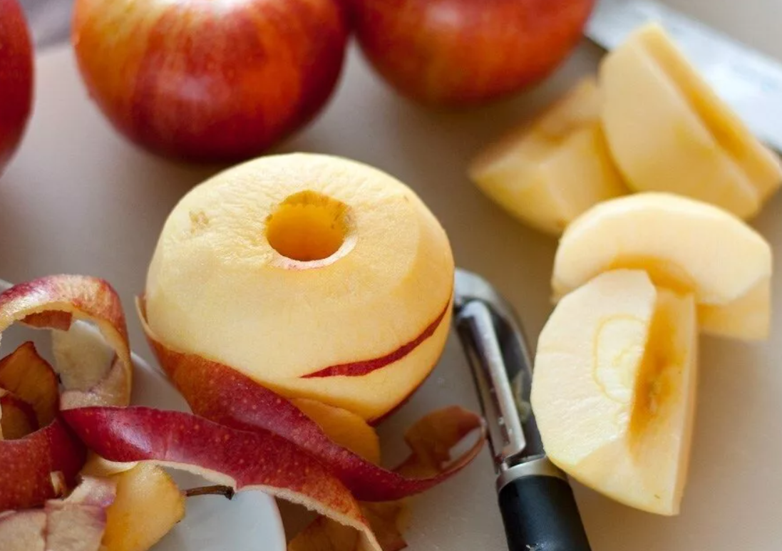 Перед обработкой из яблок иногда вырезают сердцевину. Яблоки очистить и нарезать. Яблоки без кожуры и сердцевины. Яблоки без кожицы. Очищенное яблоко.