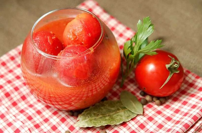 Консервированные помидоры вместе с перцем размельчите.