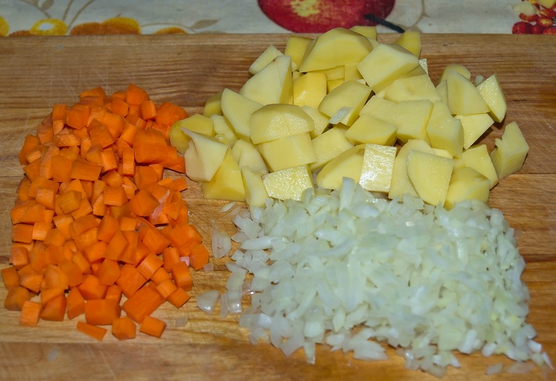 Овощи почистить и нарезать небольшими кубиками. Лук также мелко нарезать. В сковороду налить оливковое масло, разогреть и обжарить в нем овощи минут 5.